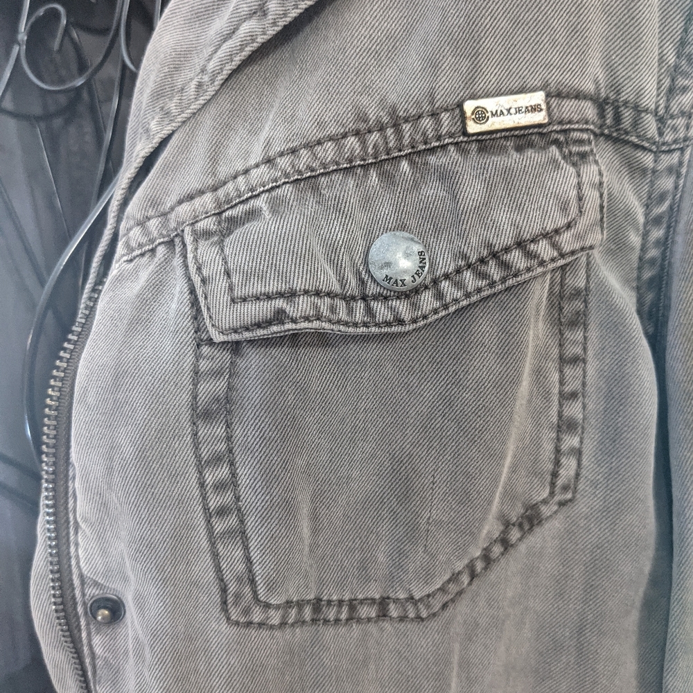 Will become your go-to lightweight jacket.  By Max Jeans.  Size: Small - Picture 4 of 14